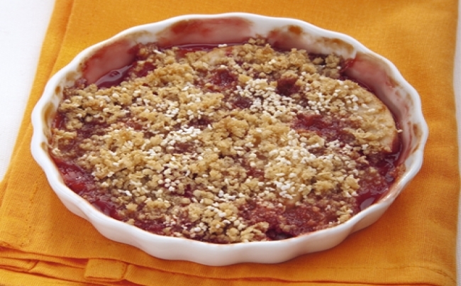 Crocante de manzana y fresas